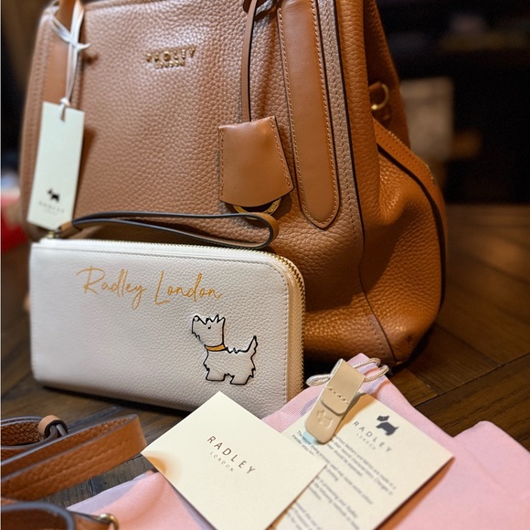 🔥 Fire Sale 🔥
RADLEY LONDON Medium Zip-Top Shoulder Bag w/Tag, Duster & Wallet - Picture 3 of 16